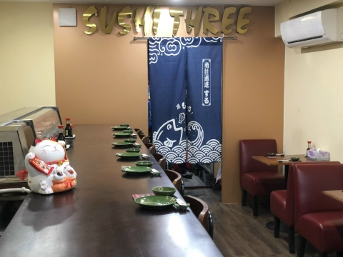 Không gian quầy bar Sushi Three 